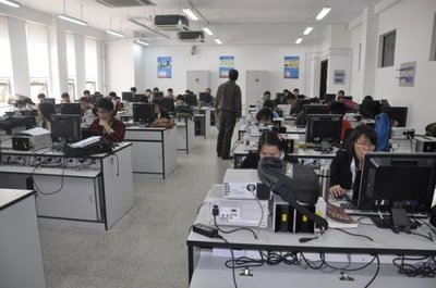 我院组织师生参观校本部实验教学中心，提升计算机软件服务技能